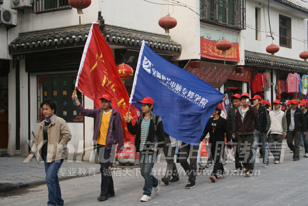 新華學(xué)子行走在古鎮(zhèn)路上