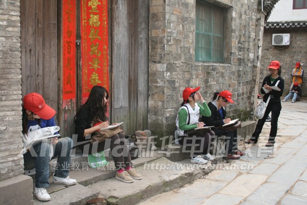 新華學(xué)子認真習(xí)作
